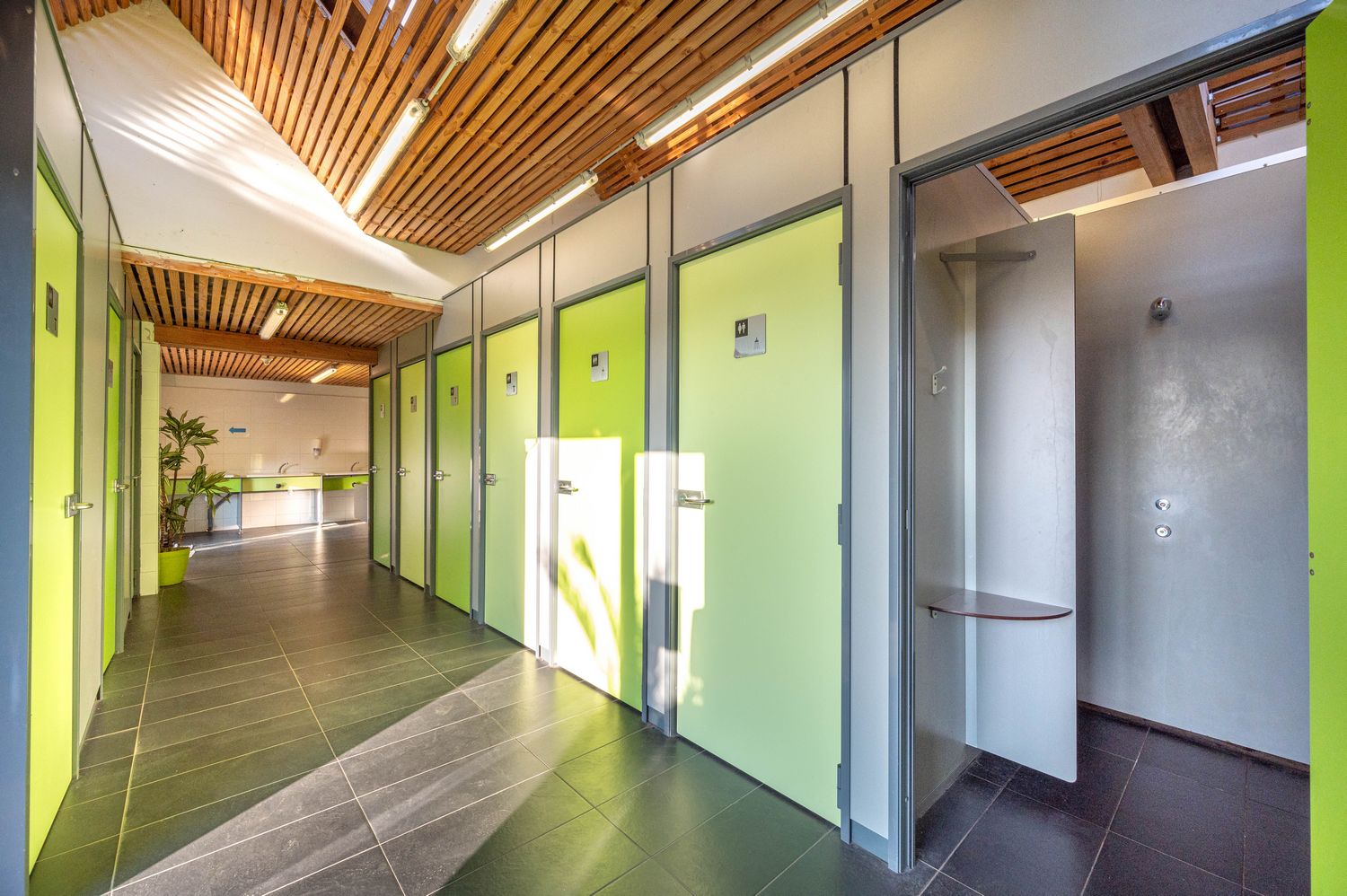 les cabines du sanitaire B